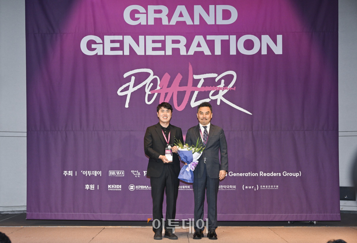 ▲17일 서울 중구 앰배서더 서울 풀만 호텔에서 열린 ‘2025 그랜드 제너레이션 콘퍼런스(GGC)’ 한국 그랜드 제너레이션 브랜드 대상(KGBA) 시상식에서 박재병 케어닥 대표가 한국 그랜드 제너레이션 브랜드 대상 ESG 부문을 수상한 후 서용구 한국 그랜드 제너레이션 브랜드위원회 위원장과 기념촬영을 하고 있다. 올해로 3회째를 맞이한 GGC 2025는 ‘새로운 성장을 이끄는 힘 그랜드 제너레이션 파워’를 주제로 각 분야의 전문가들이 모여 초고령화 사회로의 전환에 대한 대응법을 모색하는 자리다. 조현호 기자 hyunho@