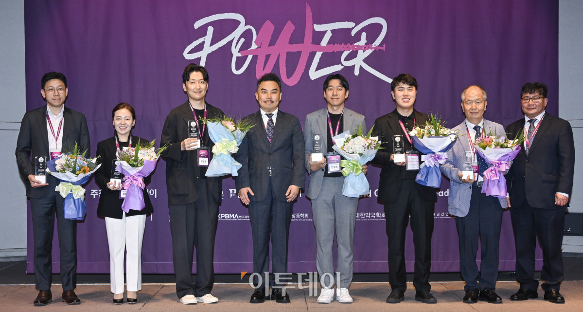 ▲17일 서울 중구 앰배서더 서울 풀만 호텔에서 열린 ‘2025 그랜드 제너레이션 콘퍼런스(GGC)’ 한국 그랜드 제너레이션 브랜드 대상(KGBA) 시상식에서 서용구 한국 그랜드 제너레이션 브랜드위원회 위원장과 수상자들이 기념촬영을 하고 있다. 왼쪽부터 유승구 메디버 대표, 김정은 365mc병원 올뉴강남점 대표원장, 박상우 시몬스 상무, 서 위원장, 민학래 퍼슨헬스케어 본부장, 박재병 케어닥 대표, 이병구 레이델코리아 대표, 신동민 이투데이피앤씨 대표. 조현호 기자 hyunho@