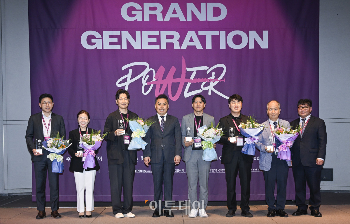 ▲17일 서울 중구 앰배서더 서울 풀만 호텔에서 열린 ‘2025 그랜드 제너레이션 콘퍼런스(GGC)’ 한국 그랜드 제너레이션 브랜드 대상(KGBA) 시상식에서 서용구 한국 그랜드 제너레이션 브랜드위원회 위원장과 수상자들이 기념촬영을 하고 있다. 왼쪽부터 유승구 메디버 대표, 김정은 365mc병원 올뉴강남점 대표원장, 박상우 시몬스 상무, 서 위원장, 민학래 퍼슨헬스케어 본부장, 박재병 케어닥 대표, 이병구 레이델코리아 대표, 신동민 이투데이피앤씨 대표. 조현호 기자 hyunho@