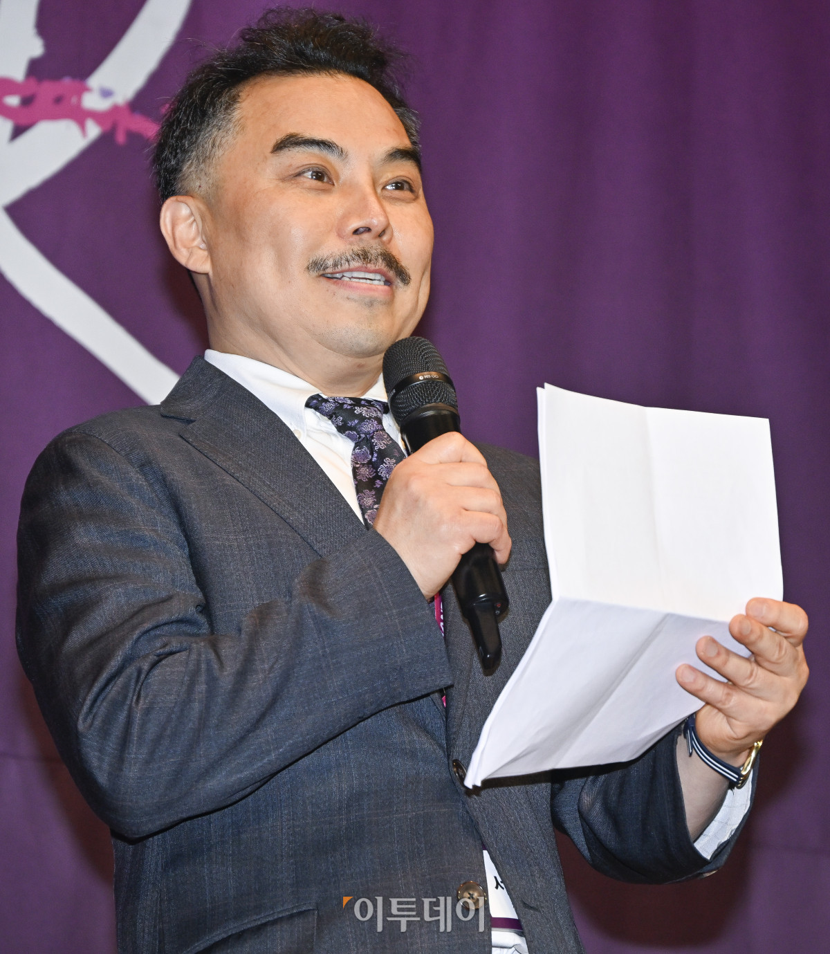 ▲서용구 한국 그랜드 제너레이션 브랜드위원회 위원장이 17일 서울 중구 앰배서더 서울 풀만 호텔에서 열린 ‘2025 그랜드 제너레이션 콘퍼런스(GGC)’ 한국 그랜드 제너레이션 브랜드 대상(KGBA) 시상식에서 심사평을 하고 있다. 올해로 3회째를 맞이한 GGC 2025는 ‘새로운 성장을 이끄는 힘 그랜드 제너레이션 파워’를 주제로 각 분야의 전문가들이 모여 초고령화 사회로의 전환에 대한 대응법을 모색하는 자리다. 조현호 기자 hyunho@