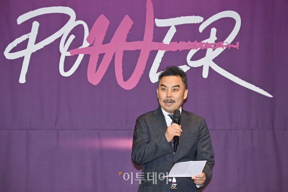 ▲서용구 한국 그랜드 제너레이션 브랜드위원회 위원장이 17일 서울 중구 앰배서더 서울 풀만 호텔에서 열린 ‘2025 그랜드 제너레이션 콘퍼런스(GGC)’ 한국 그랜드 제너레이션 브랜드 대상(KGBA) 시상식에서 심사평을 하고 있다. 올해로 3회째를 맞이한 GGC 2025는 ‘새로운 성장을 이끄는 힘 그랜드 제너레이션 파워’를 주제로 각 분야의 전문가들이 모여 초고령화 사회로의 전환에 대한 대응법을 모색하는 자리다. 조현호 기자 hyunho@