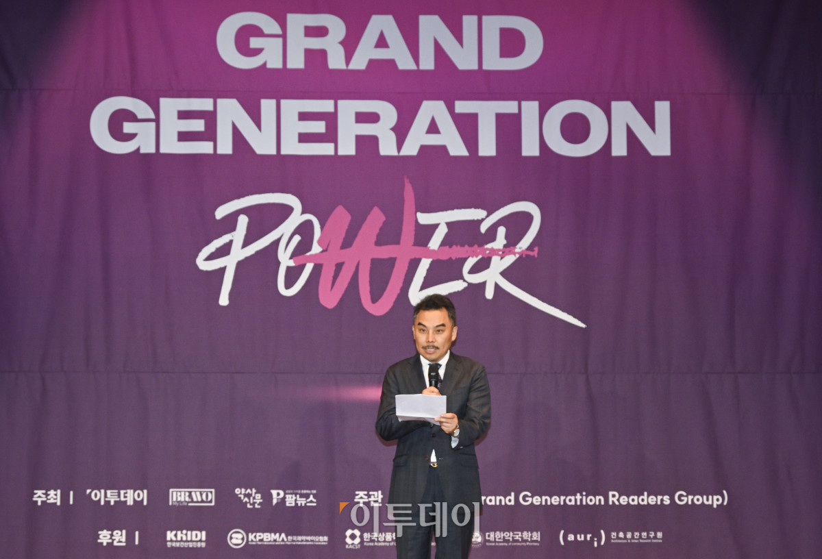 ▲서용구 한국 그랜드 제너레이션 브랜드위원회 위원장이 17일 서울 중구 앰배서더 서울 풀만 호텔에서 열린 ‘2025 그랜드 제너레이션 콘퍼런스(GGC)’ 한국 그랜드 제너레이션 브랜드 대상(KGBA) 시상식에서 심사평을 하고 있다. 올해로 3회째를 맞이한 GGC 2025는 ‘새로운 성장을 이끄는 힘 그랜드 제너레이션 파워’를 주제로 각 분야의 전문가들이 모여 초고령화 사회로의 전환에 대한 대응법을 모색하는 자리다. 조현호 기자 hyunho@