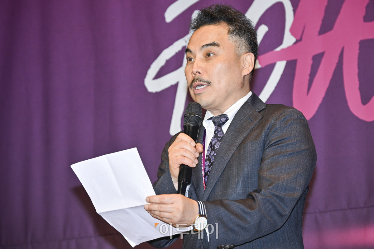 ▲서용구 한국 그랜드 제너레이션 브랜드위원회 위원장이 17일 서울 중구 앰배서더 서울 풀만 호텔에서 열린 ‘2025 그랜드 제너레이션 콘퍼런스(GGC)’ 한국 그랜드 제너레이션 브랜드 대상(KGBA) 시상식에서 심사평을 하고 있다. 올해로 3회째를 맞이한 GGC 2025는 ‘새로운 성장을 이끄는 힘 그랜드 제너레이션 파워’를 주제로 각 분야의 전문가들이 모여 초고령화 사회로의 전환에 대한 대응법을 모색하는 자리다. 조현호 기자 hyunho@