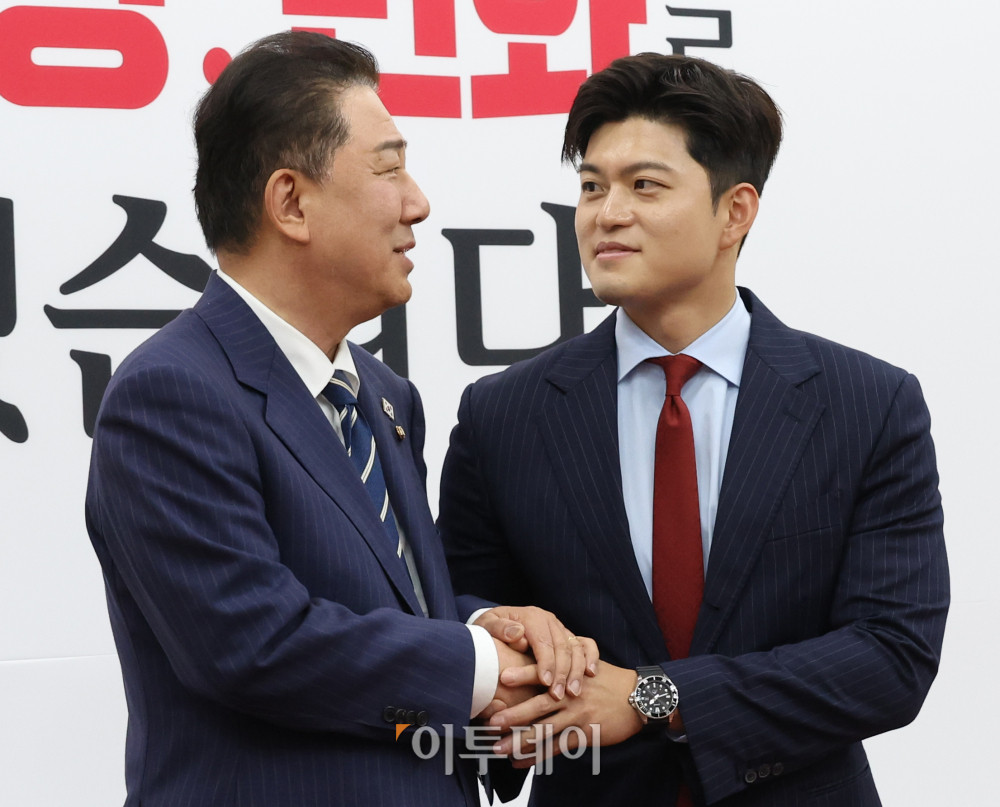 ▲김병기(왼쪽) 더불어민주당 대표 직무대행 겸 원내대표가 17일 서울 여의도 국회에서 김용태 국민의힘 비상대책위원장을 예방하고 있다. 고이란 기자 photoeran@