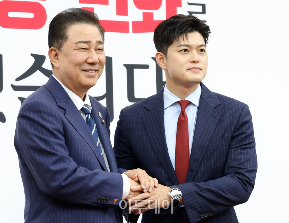 ▲김병기(왼쪽) 더불어민주당 대표 직무대행 겸 원내대표가 17일 서울 여의도 국회에서 김용태 국민의힘 비상대책위원장을 예방하고 있다. 고이란 기자 photoeran@