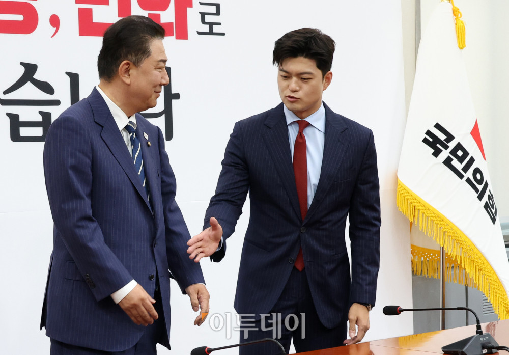 ▲김병기(왼쪽) 더불어민주당 대표 직무대행 겸 원내대표가 17일 서울 여의도 국회에서 김용태 국민의힘 비상대책위원장을 예방하고 있다. 고이란 기자 photoeran@