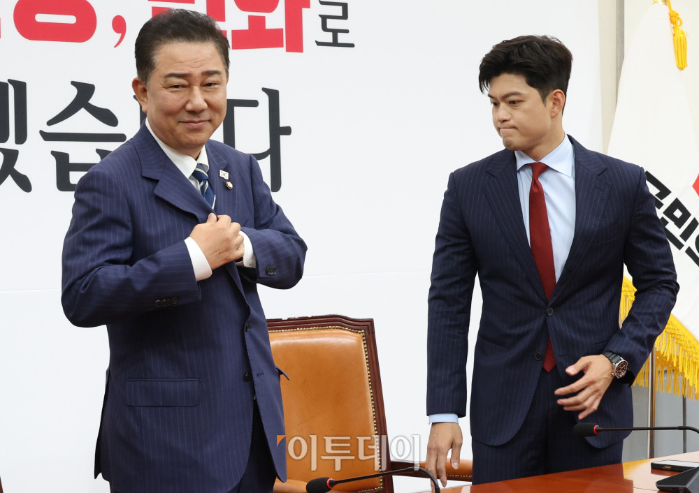 ▲김병기(왼쪽) 더불어민주당 대표 직무대행 겸 원내대표가 17일 서울 여의도 국회에서 김용태 국민의힘 비상대책위원장을 예방하고 있다. 고이란 기자 photoeran@