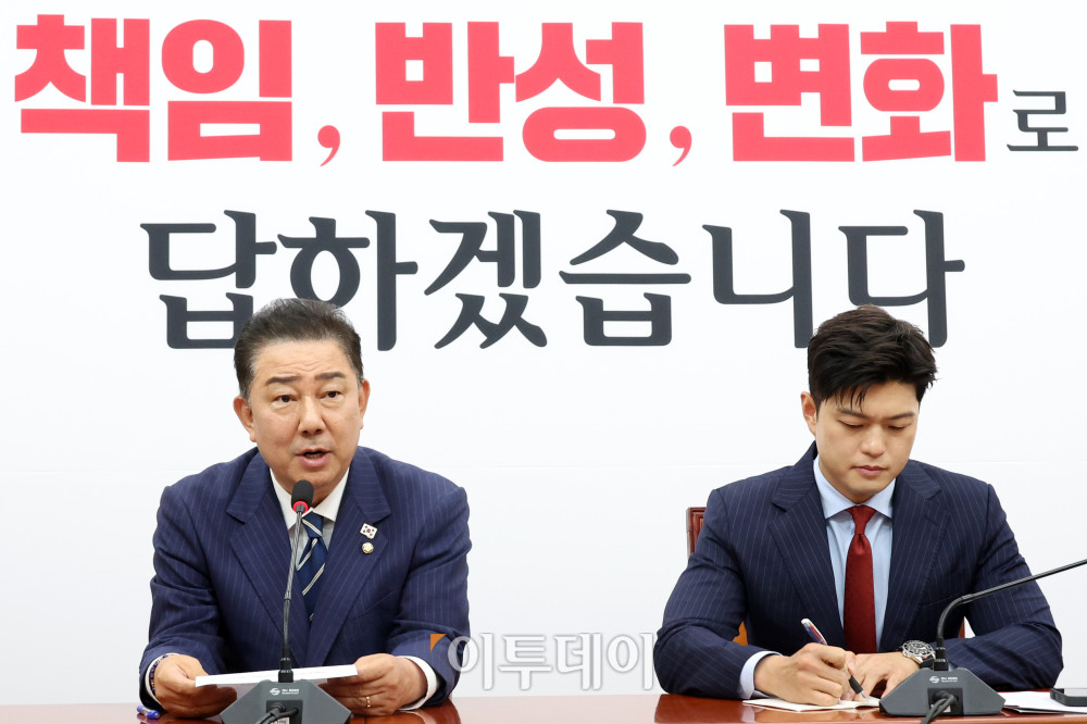 ▲김병기(왼쪽) 더불어민주당 대표 직무대행 겸 원내대표가 17일 서울 여의도 국회에서 김용태 국민의힘 비상대책위원장을 예방하고 있다. 고이란 기자 photoeran@