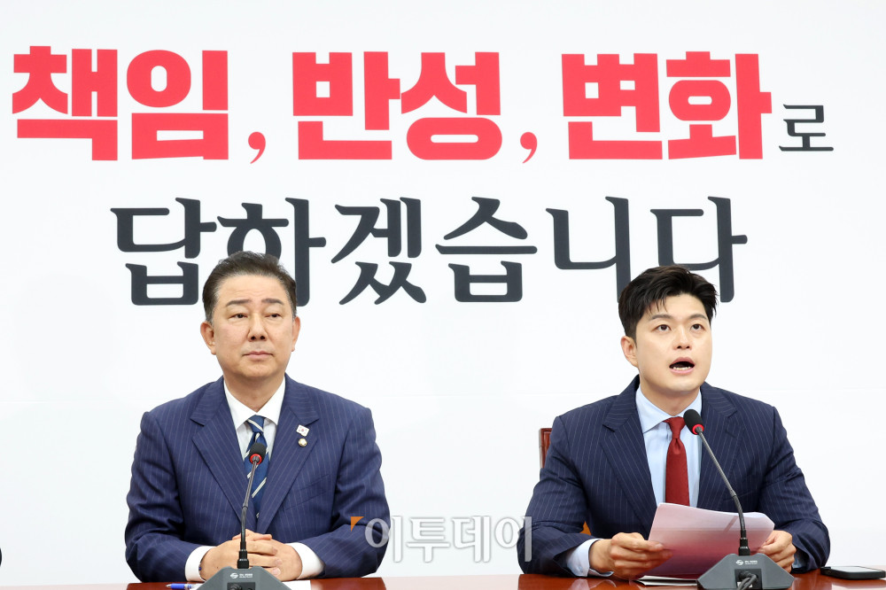 ▲김병기(왼쪽) 더불어민주당 대표 직무대행 겸 원내대표가 17일 서울 여의도 국회에서 김용태 국민의힘 비상대책위원장을 예방하고 있다. 고이란 기자 photoeran@