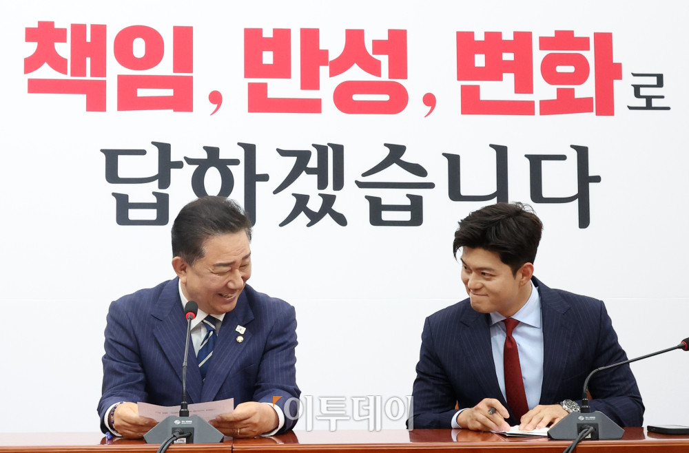 ▲김병기(왼쪽) 더불어민주당 대표 직무대행 겸 원내대표가 17일 서울 여의도 국회에서 김용태 국민의힘 비상대책위원장을 예방하고 있다. 고이란 기자 photoeran@