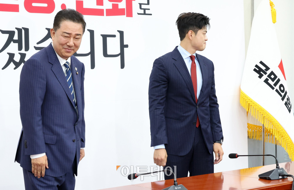 ▲김병기(왼쪽) 더불어민주당 대표 직무대행 겸 원내대표가 17일 서울 여의도 국회에서 김용태 국민의힘 비상대책위원장을 예방하고 있다. 고이란 기자 photoeran@