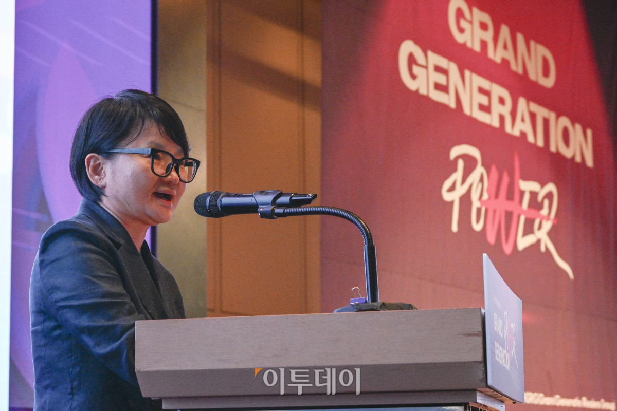 ▲모더레이터 주경미 고려대 약학대학 박사가 17일 서울 중구 앰배서더 서울 풀만 호텔에서 열린 ‘2025 그랜드 제너레이션 콘퍼런스(GGC)’에서 '앙코르 커리를 위하여'를 주제로 세션 발표를 진행하고 있다. 올해로 3회째를 맞이한 GGC 2025는 ‘새로운 성장을 이끄는 힘 그랜드 제너레이션 파워’를 주제로 각 분야의 전문가들이 모여 초고령화 사회로의 전환에 대한 대응법을 모색하는 자리다. 조현호 기자 hyunho@