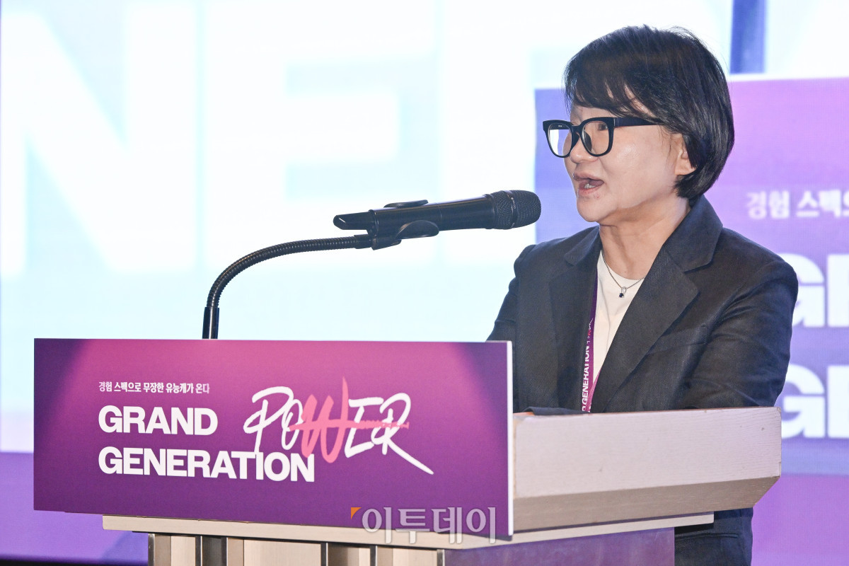 ▲모더레이터 주경미 고려대 약학대학 박사가 17일 서울 중구 앰배서더 서울 풀만 호텔에서 열린 ‘2025 그랜드 제너레이션 콘퍼런스(GGC)’에서 '앙코르 커리를 위하여'를 주제로 세션 발표를 진행하고 있다. 올해로 3회째를 맞이한 GGC 2025는 ‘새로운 성장을 이끄는 힘 그랜드 제너레이션 파워’를 주제로 각 분야의 전문가들이 모여 초고령화 사회로의 전환에 대한 대응법을 모색하는 자리다. 조현호 기자 hyunho@