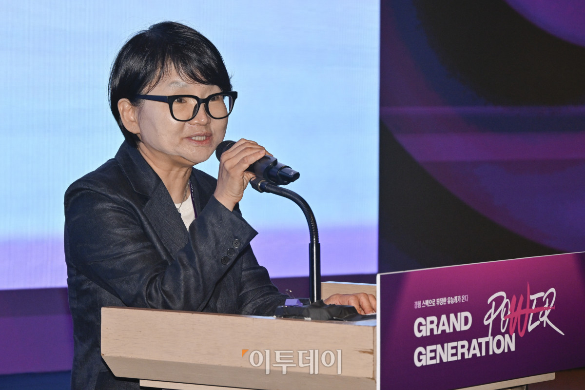 ▲모더레이터 주경미 고려대 약학대학 박사가 17일 서울 중구 앰배서더 서울 풀만 호텔에서 열린 ‘2025 그랜드 제너레이션 콘퍼런스(GGC)’에서 '앙코르 커리를 위하여'를 주제로 세션 발표를 진행하고 있다. 올해로 3회째를 맞이한 GGC 2025는 ‘새로운 성장을 이끄는 힘 그랜드 제너레이션 파워’를 주제로 각 분야의 전문가들이 모여 초고령화 사회로의 전환에 대한 대응법을 모색하는 자리다. 조현호 기자 hyunho@