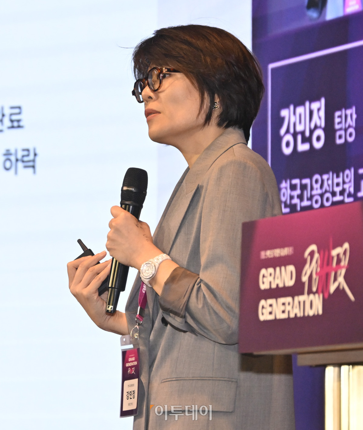▲강민정 한국고용정보원 팀장이 17일 서울 중구 앰배서더 서울 풀만 호텔에서 열린 ‘2025 그랜드 제너레이션 콘퍼런스(GGC)’에서 발표를 하고 있다. 올해로 3회째를 맞이한 GGC 2025는 ‘새로운 성장을 이끄는 힘 그랜드 제너레이션 파워’를 주제로 각 분야의 전문가들이 모여 초고령화 사회로의 전환에 대한 대응법을 모색하는 자리다. 조현호 기자 hyunho@