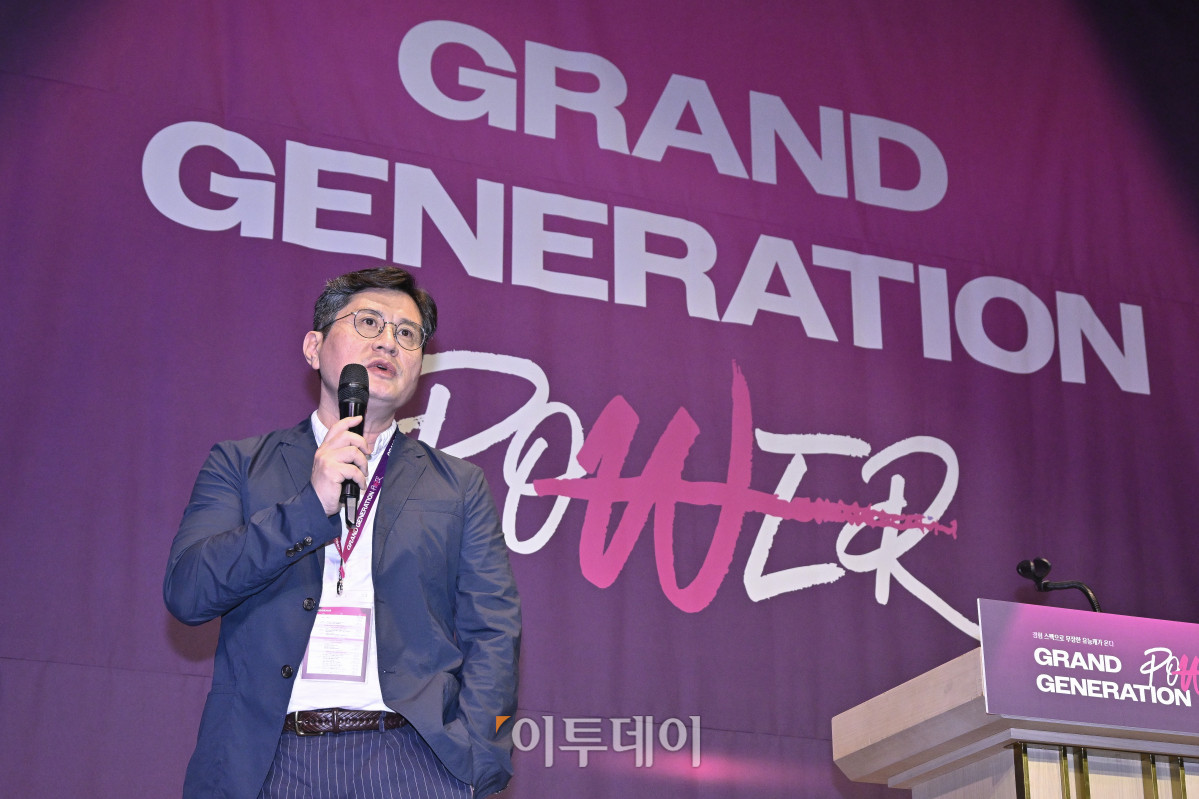 ▲이충우 숙명여대 실버비즈니스학과 교수가 17일 서울 중구 앰배서더 서울 풀만 호텔에서 열린 ‘2025 그랜드 제너레이션 콘퍼런스(GGC)’에서 발표를 하고 있다. 올해로 3회째를 맞이한 GGC 2025는 ‘새로운 성장을 이끄는 힘 그랜드 제너레이션 파워’를 주제로 각 분야의 전문가들이 모여 초고령화 사회로의 전환에 대한 대응법을 모색하는 자리다. 조현호 기자 hyunho@
