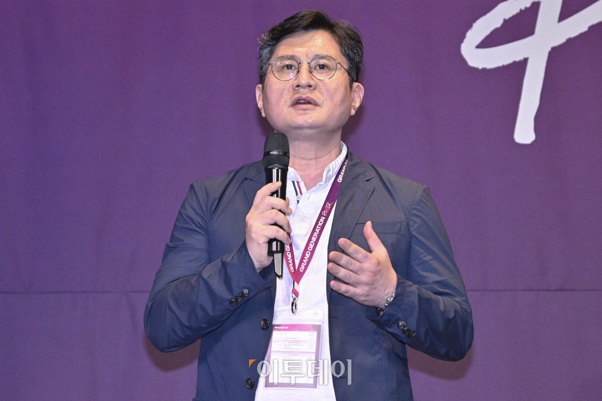 ▲이충우 숙명여대 실버비즈니스학과 교수가 17일 서울 중구 앰배서더 서울 풀만 호텔에서 열린 ‘2025 그랜드 제너레이션 콘퍼런스(GGC)’에서 발표를 하고 있다. 올해로 3회째를 맞이한 GGC 2025는 ‘새로운 성장을 이끄는 힘 그랜드 제너레이션 파워’를 주제로 각 분야의 전문가들이 모여 초고령화 사회로의 전환에 대한 대응법을 모색하는 자리다. 조현호 기자 hyunho@