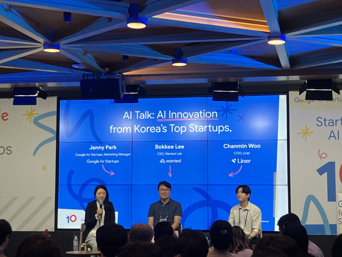 ▲(오른쪽) 우찬민 라이너 최고운영책임자(COO)가 17일 서울 강남구 구글 스타트업 캠퍼스에서 열린 구글코리아의 '스타트업 AI 페스티벌'에서 발언하고 있다. (임유진 기자 newjean@)