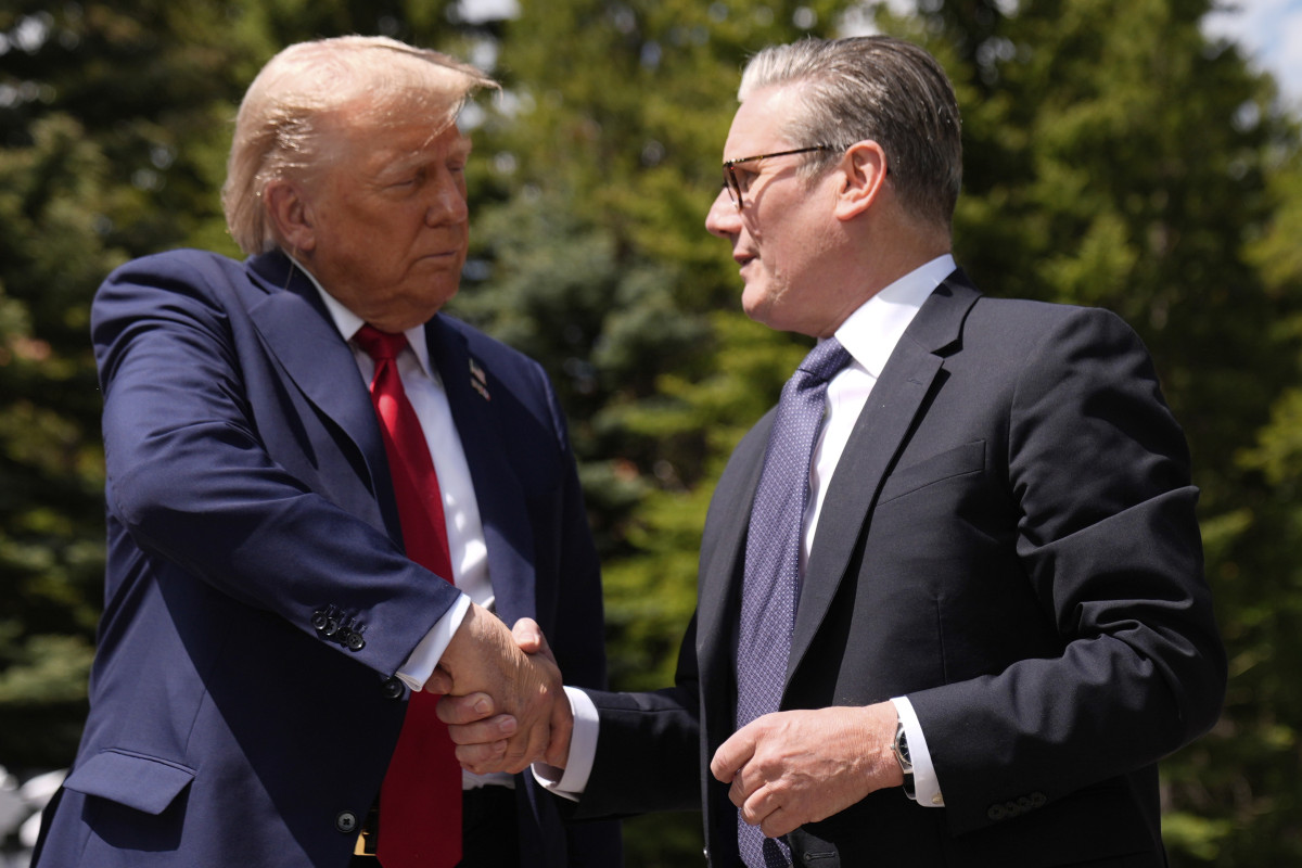 ▲도널드 트럼프(왼쪽) 미국 대통령과 키어 스타머 영국 총리가 16일(현지 시간) 캐나다 카나나스키스에서 주요 7개국(G7) 정상회의를 계기로 회담 후 악수하고 있다. 트럼프 대통령은 영국산 자동차뿐만 아니라 철강과 알루미늄에도 면세 쿼터를 허용하기로 하는 등 지난 5월 발표한 무역 합의 내용 일부를 이행하도록 하는 행정명령에 서명했다.  (카나나스키스=AP/뉴시스)