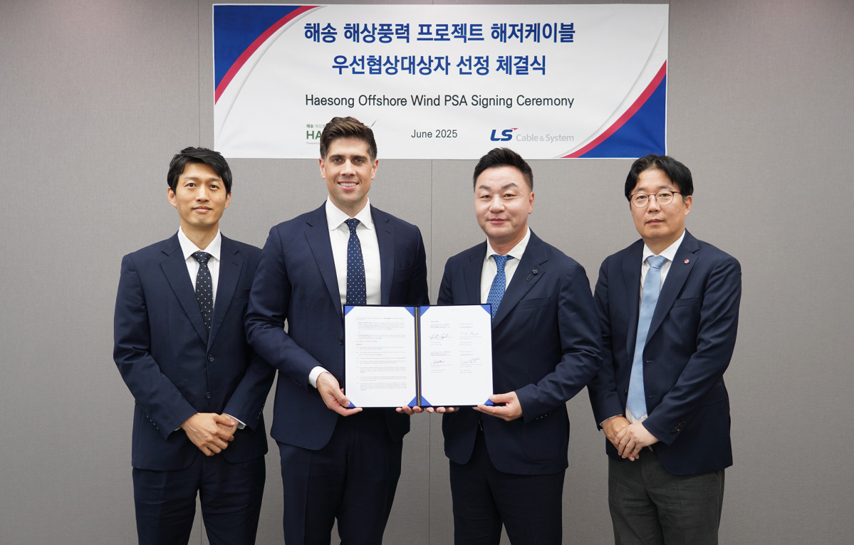 ▲
17일 오전 서울 용산구 LS용산타워에서 진행된 ‘해송 해상풍력 프로젝트’ 해저케이블 우선협상공급합의서(PSA) 체결식 사진. (왼쪽부터) 권지안 해송해상풍력발전 공급망전략담당 상무, 조나단 스핑크 COP코리아 대표, 박승기 LS전선 에너지국내영업부문장 상무, 이성우 LS전선 에너지국내영업2팀장이 기념촬영을 하고 있다. (자료제공=LS전선)