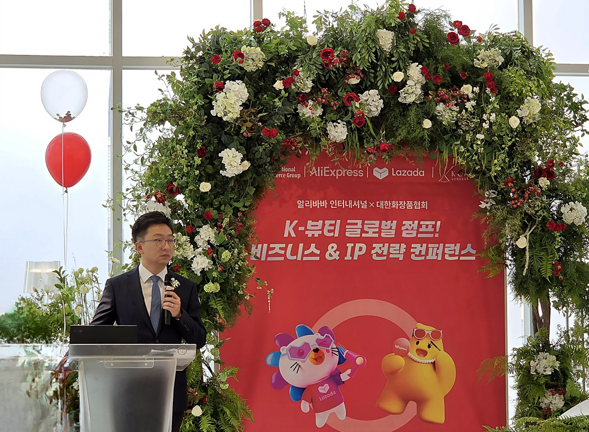▲레이 장 알리익스프레스코리아 대표가 17일 서울 강남구 대치동에서 열린 ‘K뷰티 글로벌 점프 비즈니스&IP 전략 콘퍼런스’에 참석해 인사말을 하고 있다. (유승호 기자 peter@)