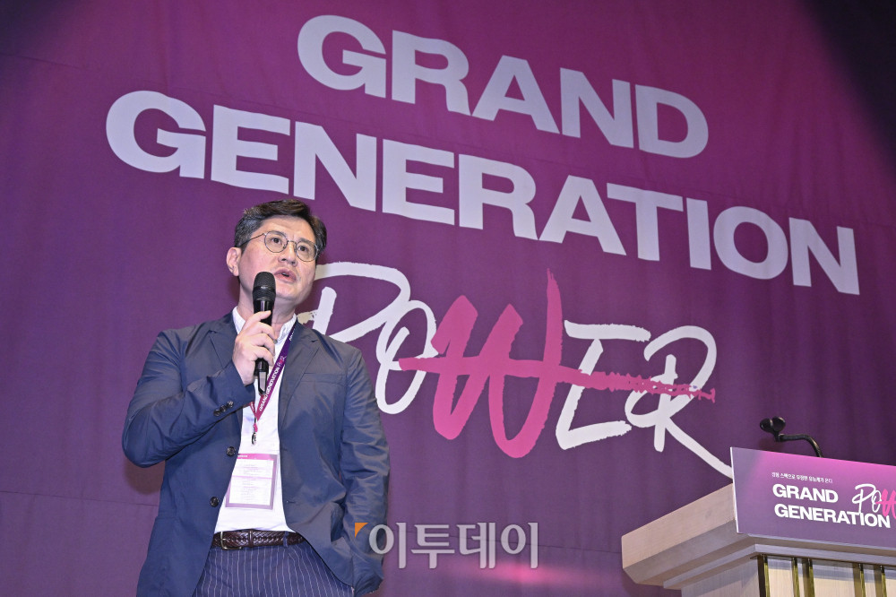▲이충우 숙명여대 실버비즈니스학과 교수가 17일 서울 중구 앰배서더 서울 풀만 호텔에서 열린 ‘2025 그랜드 제너레이션 콘퍼런스(GGC)’에서 발표를 하고 있다. 올해로 3회째를 맞이한 GGC 2025는 ‘새로운 성장을 이끄는 힘 그랜드 제너레이션 파워’를 주제로 각 분야의 전문가들이 모여 초고령화 사회로의 전환에 대한 대응법을 모색하는 자리다. 조현호 기자 hyunho@ (이투데이DB)