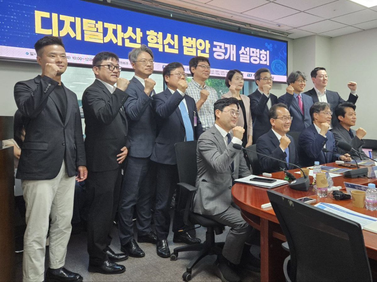 ▲17일 국회에서 열린 '디지털자산 혁신 법안' 공개 설명회'에서 참여자들이 기념 촬영을 하고 있다. (박정호 기자 godot@)