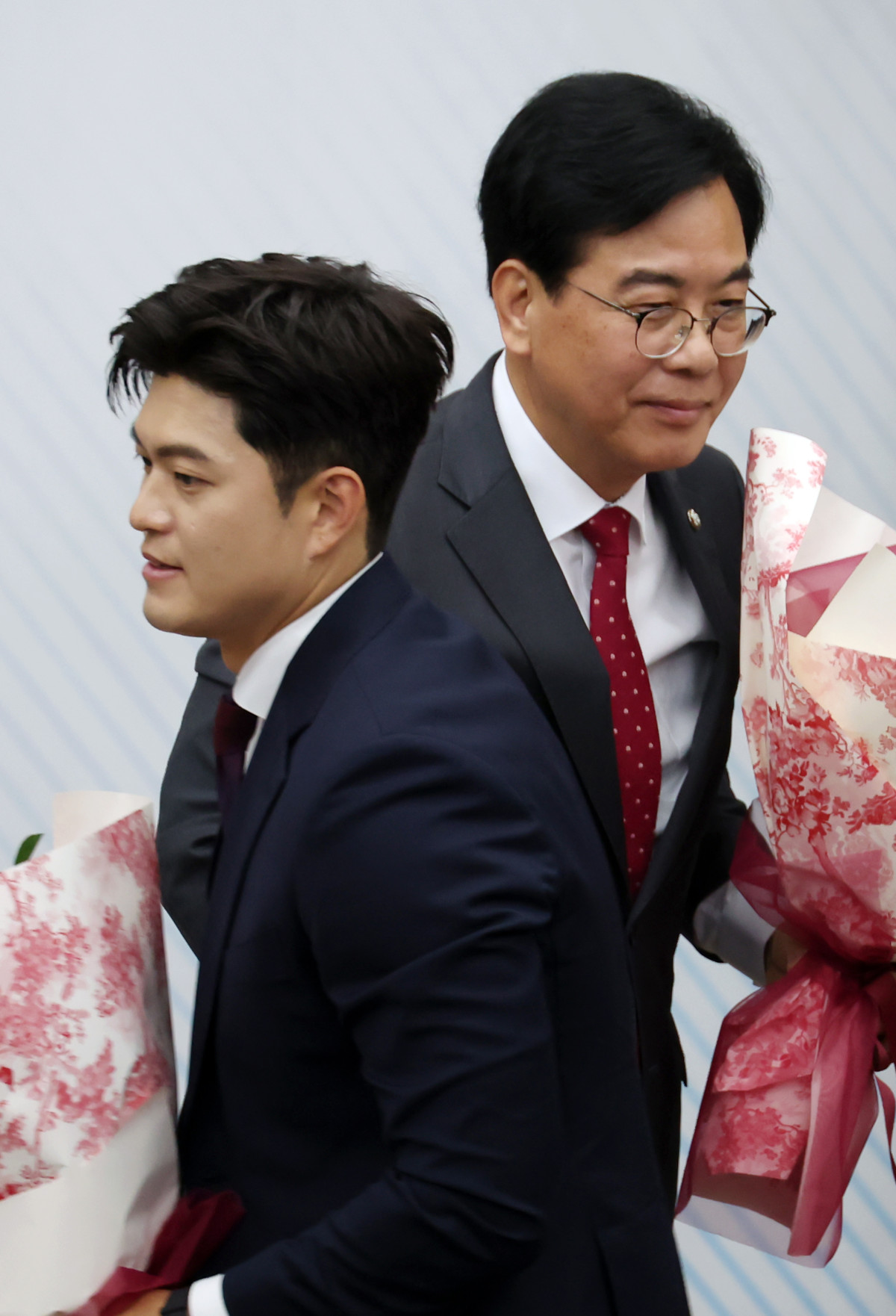 ▲송언석 국민의힘 신임 원내대표가 16일 서울 여의도 국회에서 열린 2025 국민의힘 원내대표 선출 의원총회에서 선출된 후 김용태 비상대책위원장과 인사한 뒤 자리로 향하고 있다. 2025.06.16.  (뉴시스)