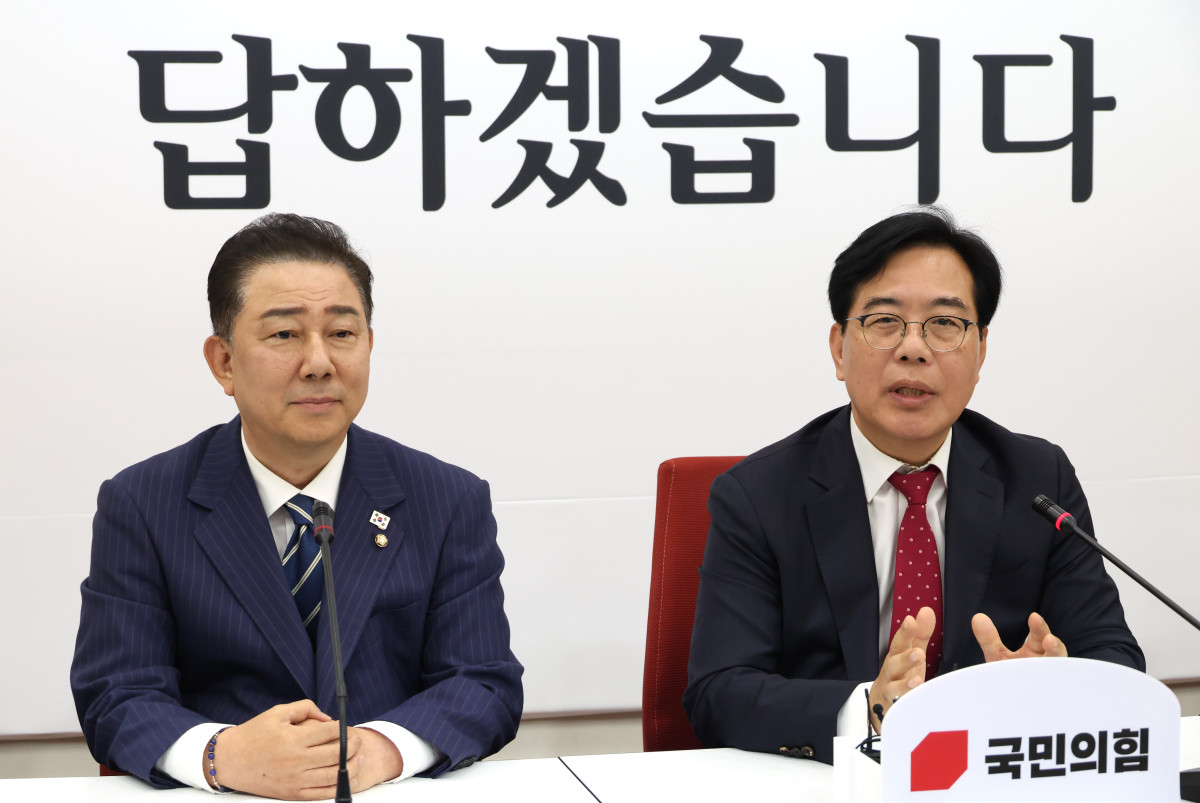 ▲국민의힘 송언석 원내대표(오른쪽)가 17일 서울 여의도 국회에서 더불어민주당 김병기 당 대표 직무대행 겸 원내대표와 가진 회동에서 인사말을 하고 있다. 2025.6.17 (연합뉴스)