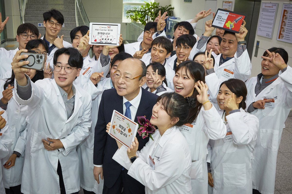 ▲김승연 회장이 17일 충남 서산에 위치한 한화토탈에너지스 연구소를 방문해 연구원들과 셀카를 찍고 있다. (한화그룹)
