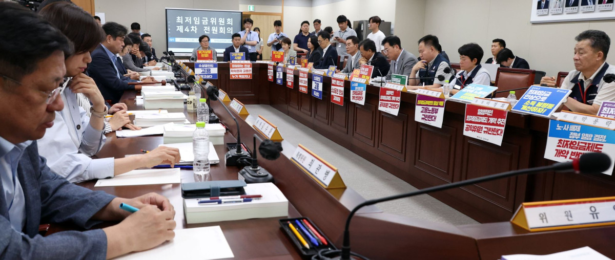▲10일 세종시 정부세종청사에서 열린 최저임금위원회 4차 전원회의에서 노사 위원들의 좌석 앞에 각자의 주장을 적은 팻말이 붙어 있다. (뉴시스)