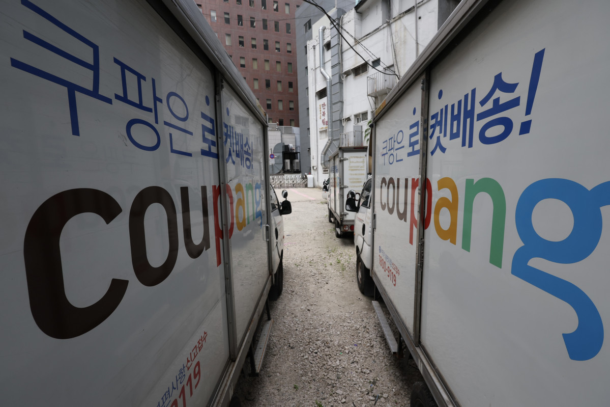 ▲서울 중구 한 쿠팡 차고지에 배달 차량이 주차돼 있다. (사진제공=뉴시스)