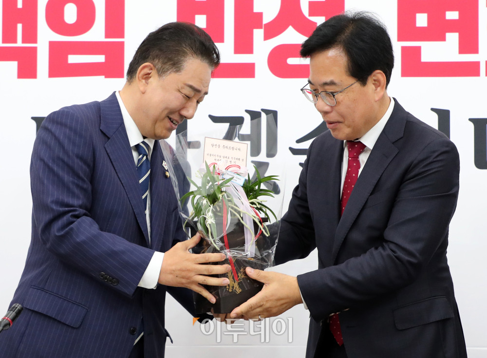 ▲김병기(왼쪽) 더불어민주당 대표 직무대행 겸 원내대표가 17일 서울 여의도 국회에서 송언석 국민의힘 원내대표를 예방해 축하난을 전달하고 있다. 고이란 기자 photoeran@