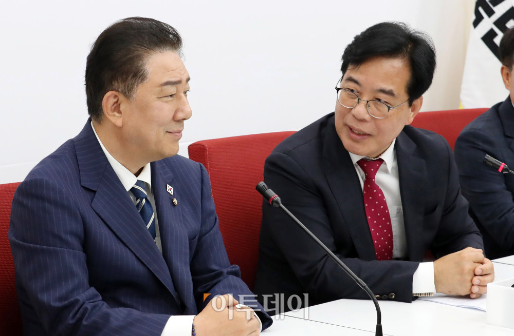 ▲김병기(왼쪽) 더불어민주당 대표 직무대행 겸 원내대표가 17일 서울 여의도 국회에서 송언석 국민의힘 원내대표를 예방하고 있다. 고이란 기자 photoeran@