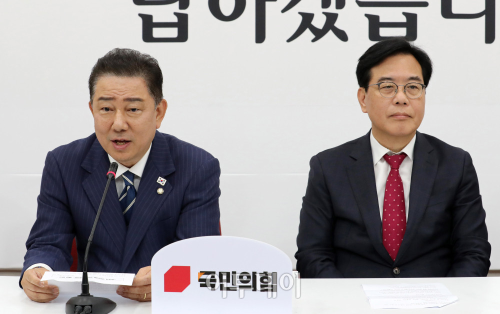 ▲김병기(왼쪽) 더불어민주당 대표 직무대행 겸 원내대표가 17일 서울 여의도 국회에서 송언석 국민의힘 원내대표를 예방하고 있다. 고이란 기자 photoeran@