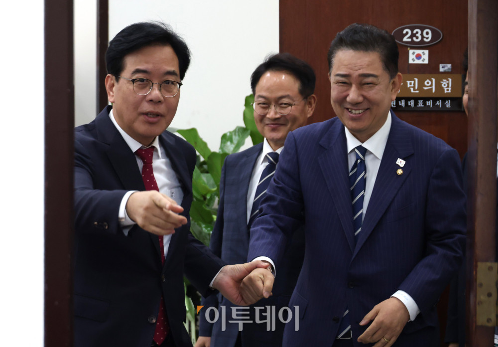 ▲김병기(오른쪽) 더불어민주당 대표 직무대행 겸 원내대표가 17일 서울 여의도 국회에서 송언석 국민의힘 원내대표를 예방하고 있다. 고이란 기자 photoeran@