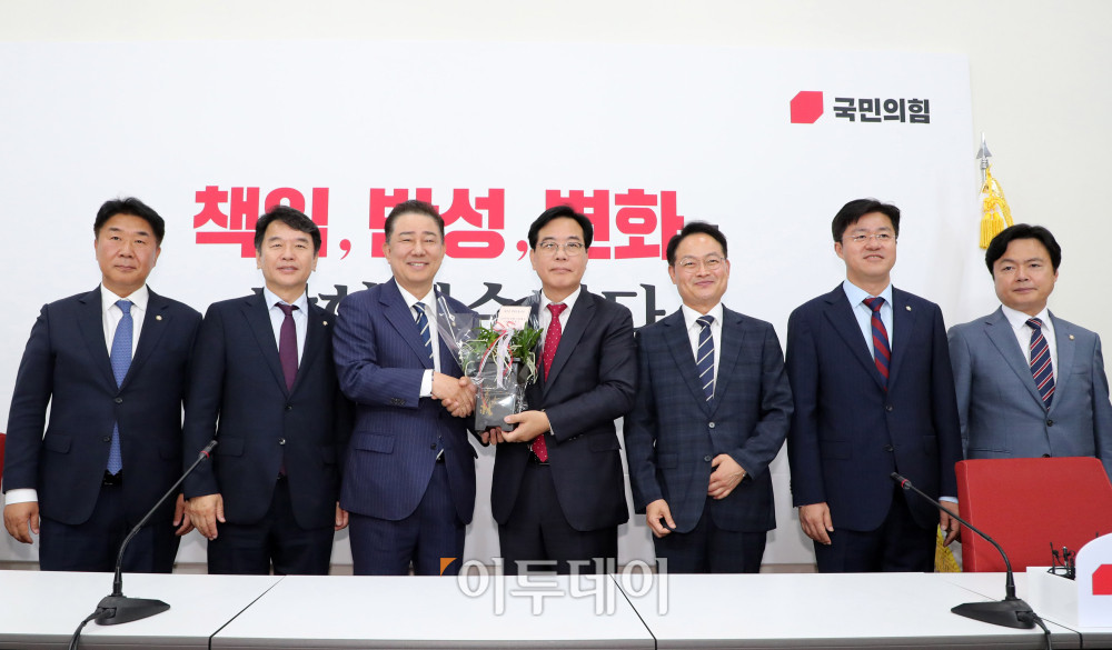 ▲김병기 더불어민주당 대표 직무대행 겸 원내대표가 17일 서울 여의도 국회에서 송언석 국민의힘 원내대표를 예방해 축하난을 전달하고 있다. 왼쪽부터 이기헌 더불어민주당 원내대표 비서실장, 문진석 원내운영수석부대표, 김 원내대표, 송 원내대표, 허영 더불어민주당 정책수석부대표, 박상혁 소통수석부대표, 김현정 원내대변인. 고이란 기자 photoeran@