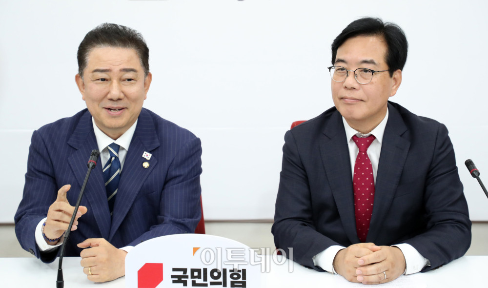 ▲김병기(왼쪽) 더불어민주당 대표 직무대행 겸 원내대표가 17일 서울 여의도 국회에서 송언석 국민의힘 원내대표를 예방하고 있다. 고이란 기자 photoeran@