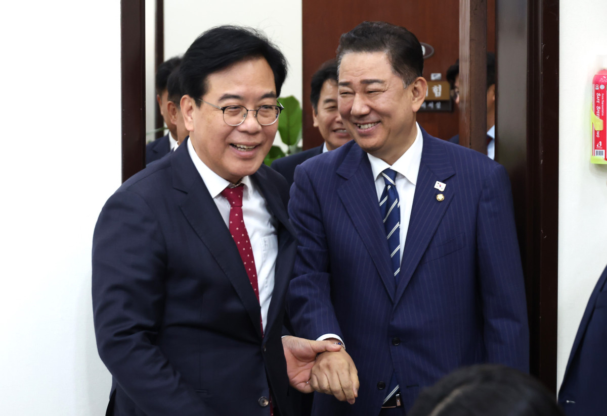 ▲더불어민주당 김병기 당 대표 직무대행 겸 원내대표(왼쪽)가 17일 서울 여의도 국회에서 국민의힘 송언석 원내대표를 예방하고 있다. 2025.6.17 (연합뉴스)