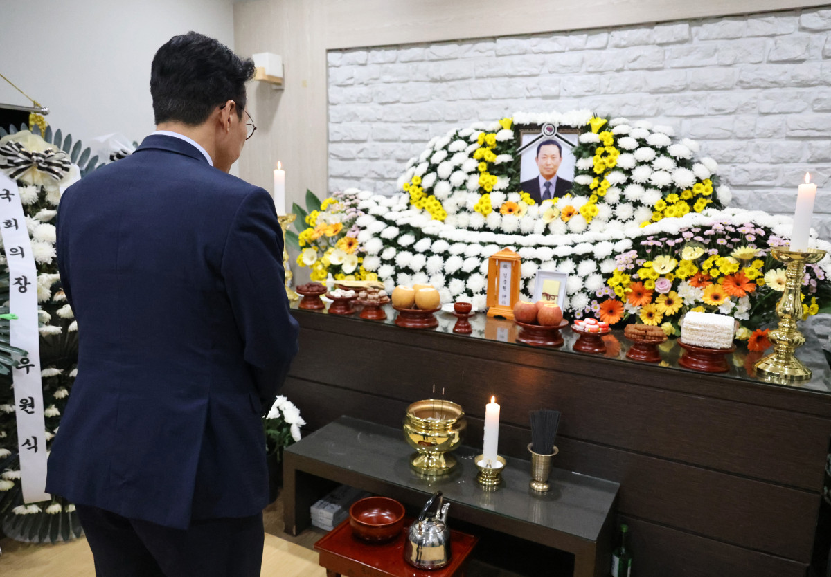 ▲김민석 국무총리 후보자가 16일 충남 태안군 태안의료원에 마련된 태안화력 고(故) 김충현 노동자 빈소를 찾아 조문하고 있다. (연합뉴스)
