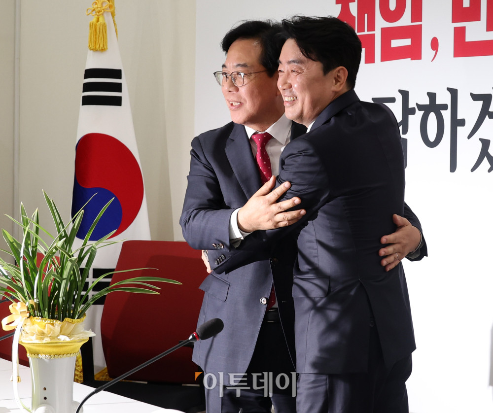 ▲강훈식(오른쪽) 대통령 비서실장이 17일 서울 여의도 국회에서 송언석 국민의힘 원내대표를 예방해 이재명 대통령의 축하난을 전달하고 기념촬영을 하고 있다. 고이란 기자 photoeran@