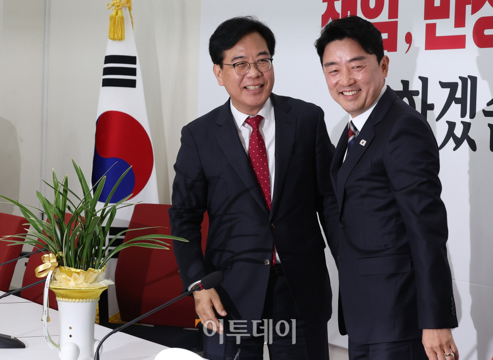 ▲강훈식(오른쪽) 대통령 비서실장이 17일 서울 여의도 국회에서 송언석 국민의힘 원내대표를 예방해 이재명 대통령의 축하난을 전달하고 기념촬영을 하고 있다. 고이란 기자 photoeran@