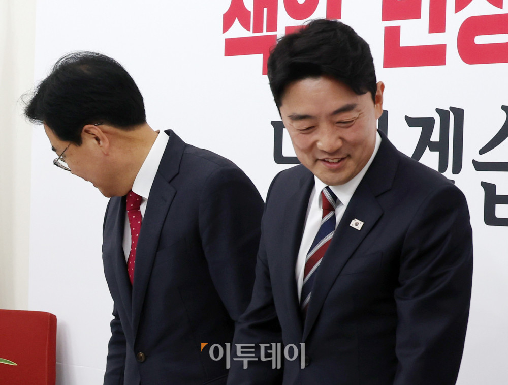 ▲강훈식(오른쪽) 대통령 비서실장이 17일 서울 여의도 국회에서 송언석 국민의힘 원내대표를 예방하고 있다. 고이란 기자 photoeran@