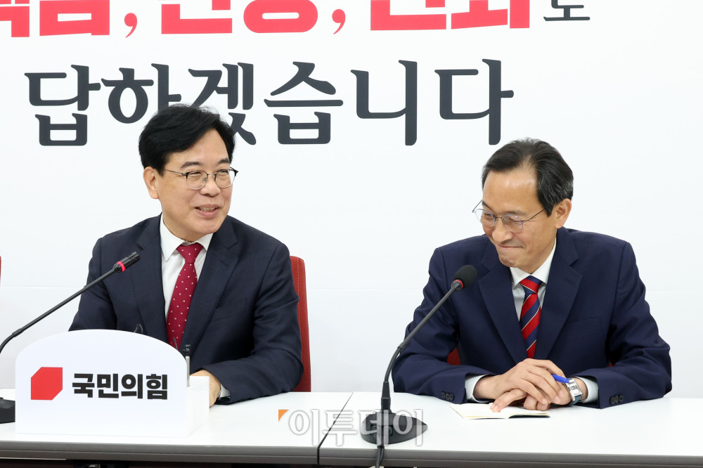 ▲우상호(오른쪽) 대통령실 정무수석이 17일 서울 여의도 국회에서 송언석 국민의힘 원내대표를 예방하고 있다. 고이란 기자 photoeran@