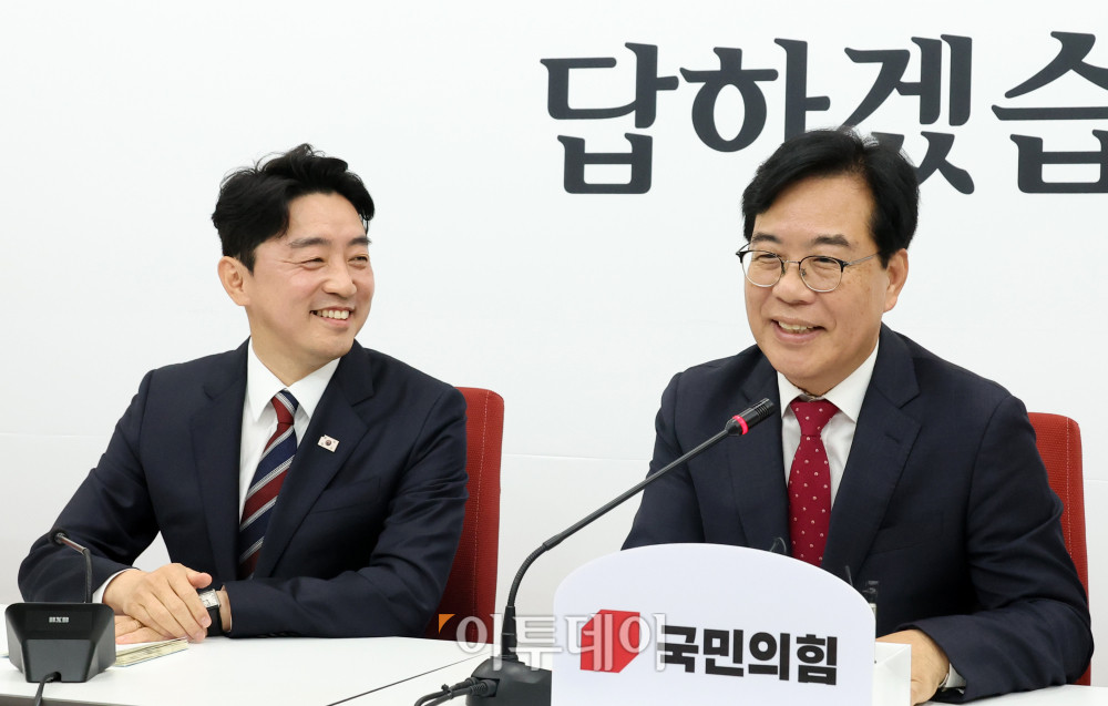 ▲강훈식(왼쪽) 대통령 비서실장이 17일 서울 여의도 국회에서 송언석 국민의힘 원내대표를 예방하고 있다. 고이란 기자 photoeran@