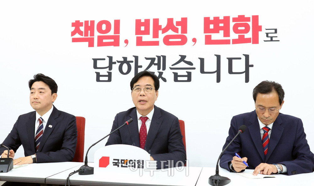 ▲강훈식(왼쪽) 대통령 비서실장과 우상호(오른쪽) 정무수석이 17일 서울 여의도 국회에서 송언석 국민의힘 원내대표를 예방하고 있다. 고이란 기자 photoeran@