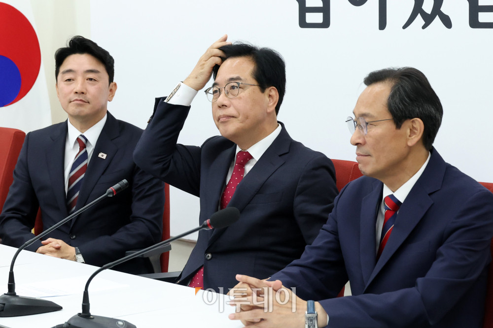 ▲강훈식(왼쪽) 대통령 비서실장과 우상호(오른쪽) 정무수석이 17일 서울 여의도 국회에서 송언석 국민의힘 원내대표를 예방하고 있다. 고이란 기자 photoeran@