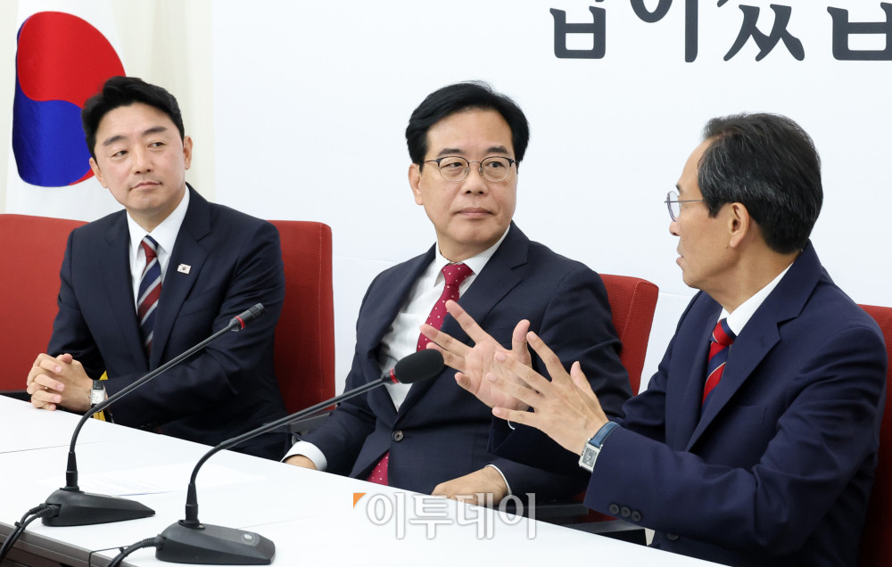 ▲강훈식(왼쪽) 대통령 비서실장과 우상호(오른쪽) 정무수석이 17일 서울 여의도 국회에서 송언석 국민의힘 원내대표를 예방하고 있다. 고이란 기자 photoeran@
