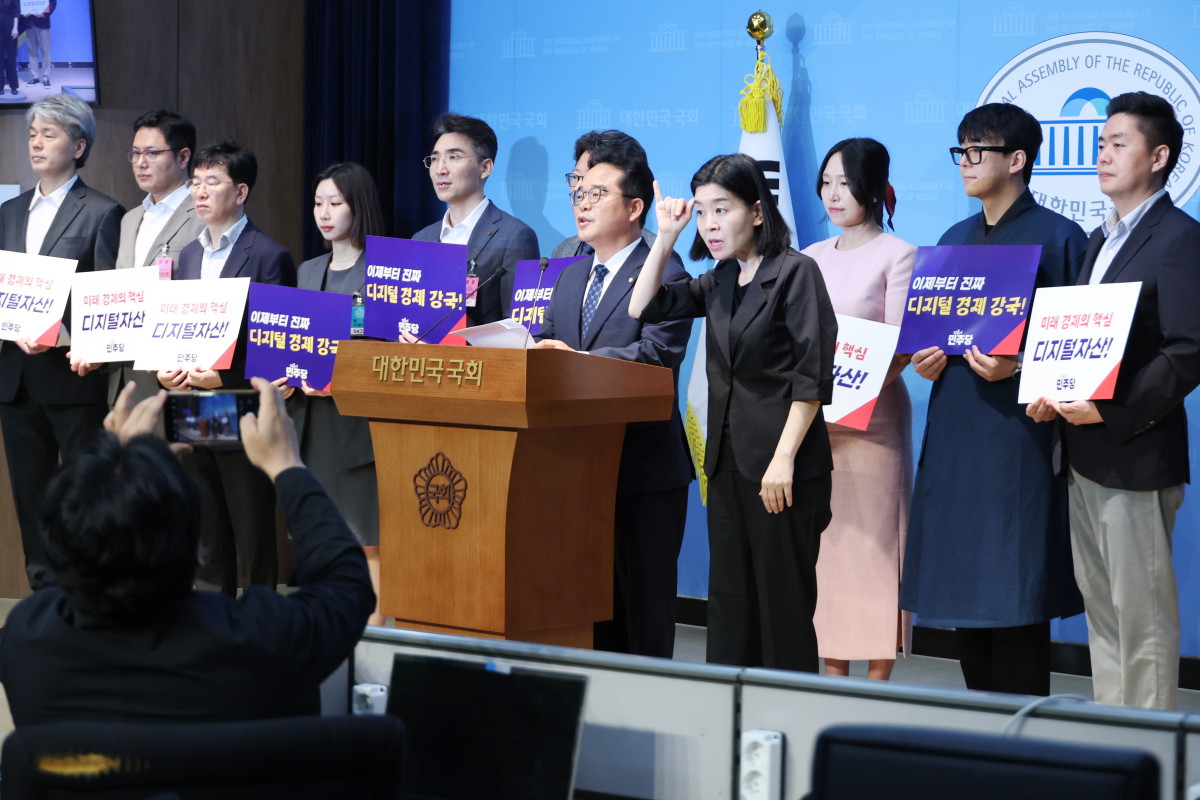 ▲더불어민주당 민병덕 의원이 10일 서울 여의도 국회 소통관에서 디지털자산 기본법 발의 기자회견을 하고 있다. (연합뉴스)
