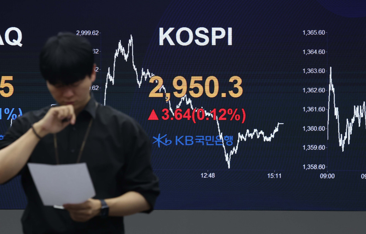 ▲코스피가 3000선 돌파를 앞두고 숨고르기에 나섰다. 17일 서울 여의도 KB국민은행 스마트딜링룸 전광판에 코스피 종가가 표시되고 있다. 이날 코스피는 전 거래일(2946.66)보다 3.64포인트(0.12%) 오른 2950.30에 거래를 마쳤다. 신태현 기자 holjjak@